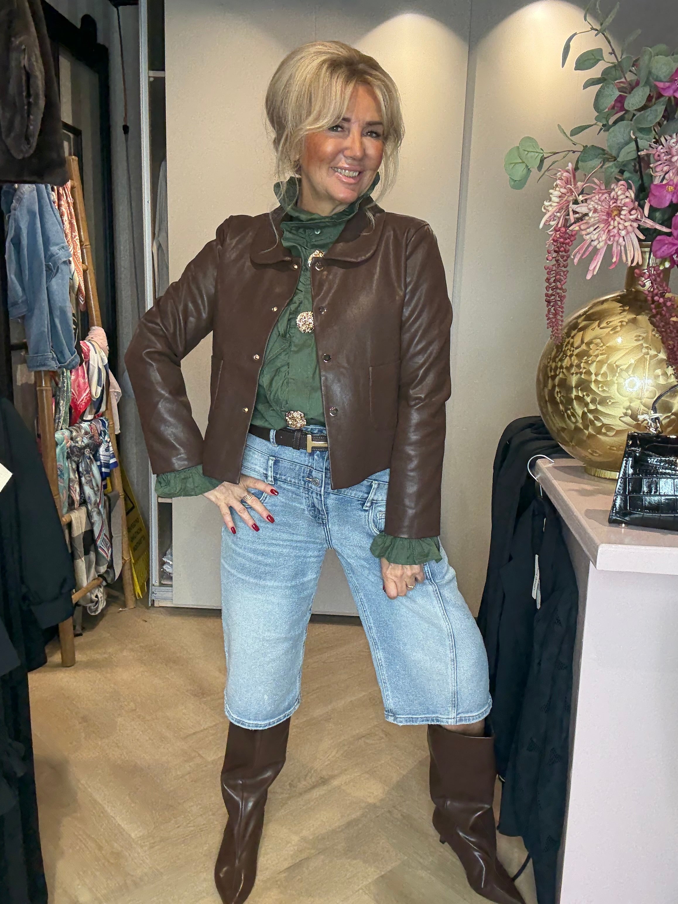 Groene roesel blouse met broch knopen